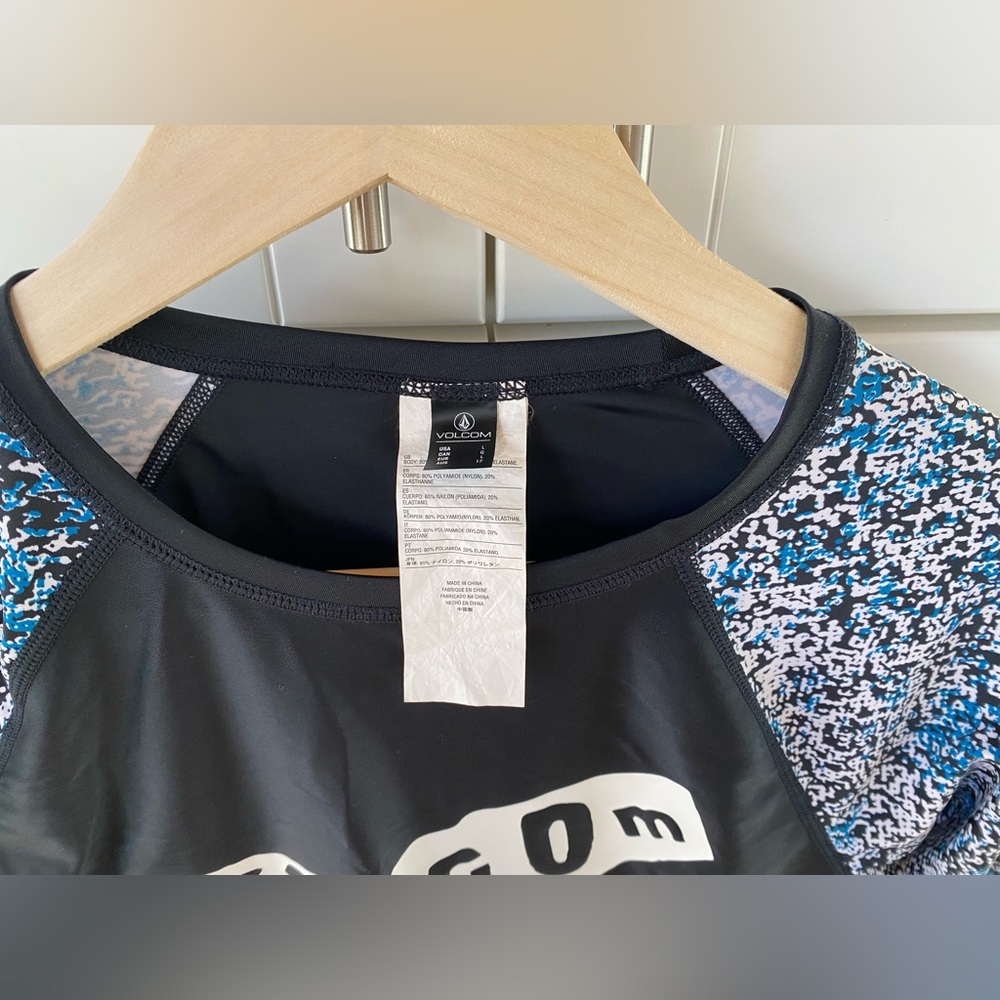Volcom Women’s Rashguard - Picture 5 of 7